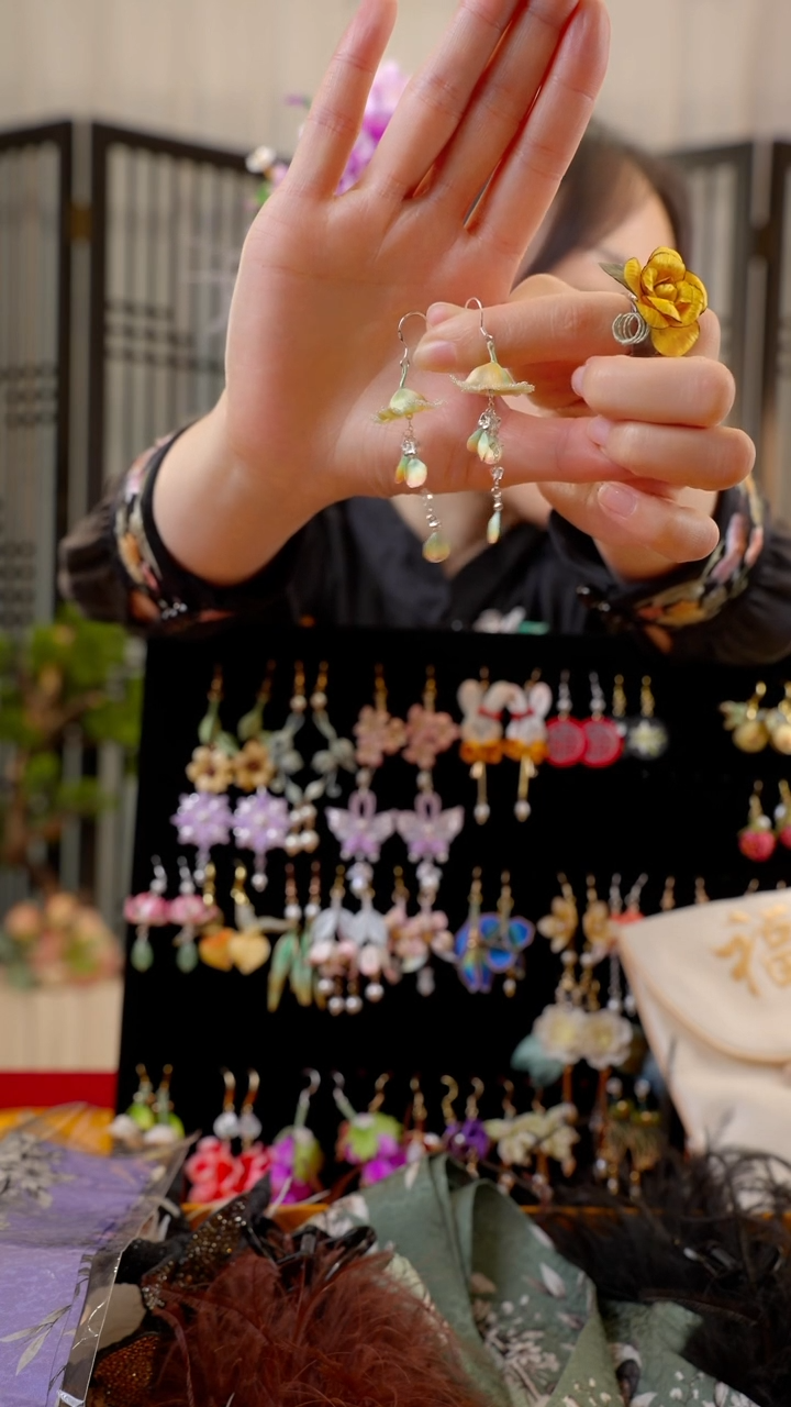 织绣矮****猫非遗苏绣绒花饰品