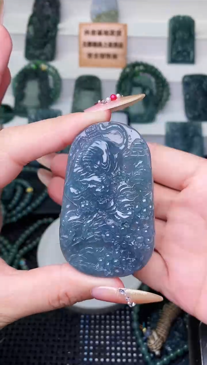颈饰未镶嵌翡翠 