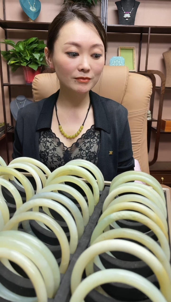 【闪购商品】蛇纹石玉手镯未镶嵌多样性发货 其中发一