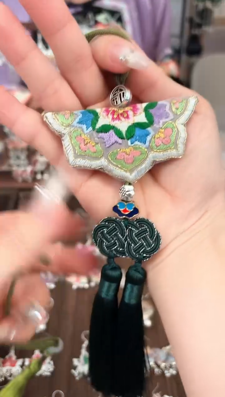 织绣非遗艺枝独秀老绣饰品354