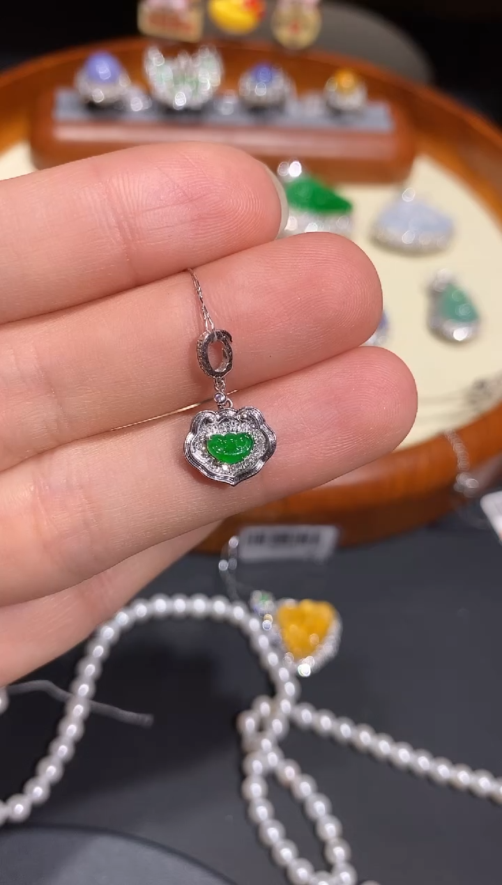 【闪购商品】翡翠颈饰18K金镶嵌吊坠