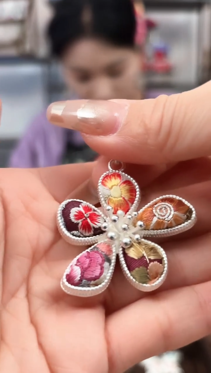 织绣非遗艺枝独秀老绣饰品374