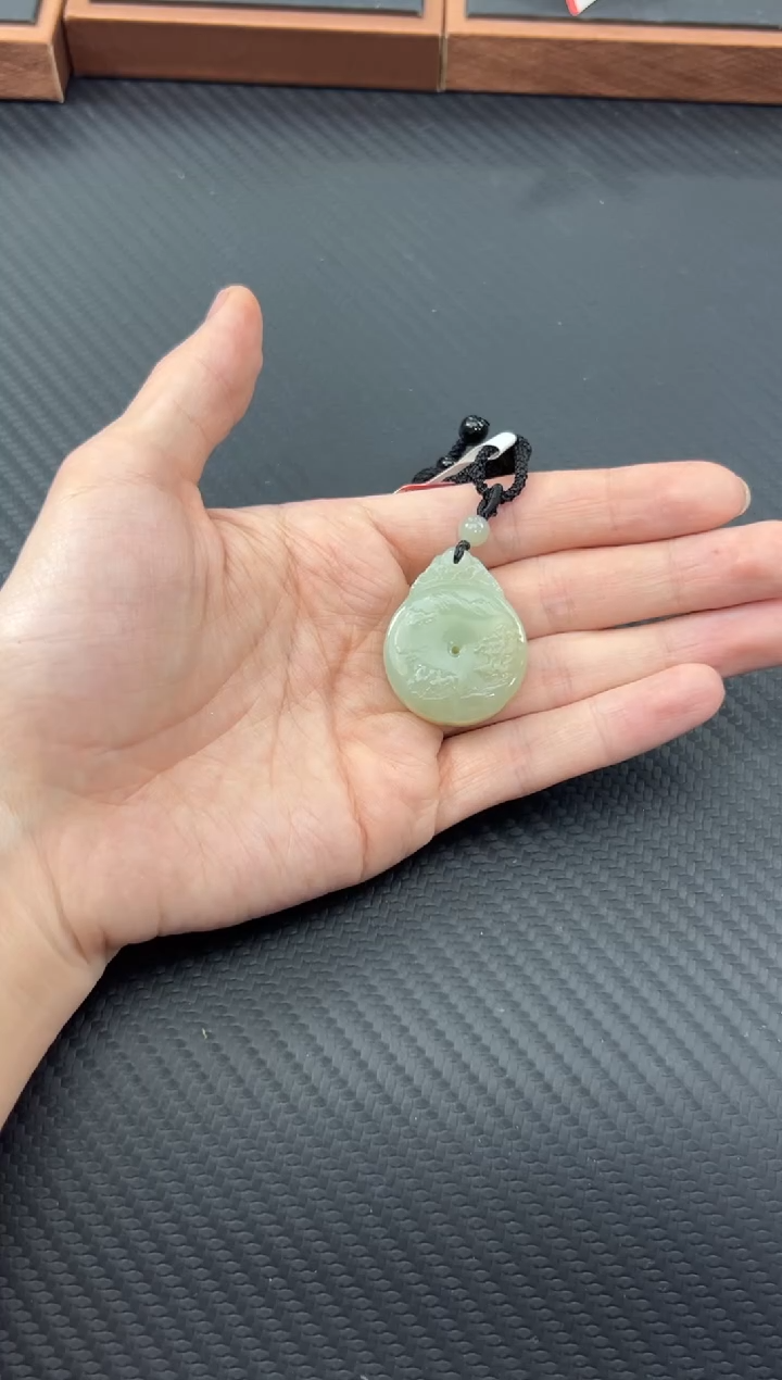 【闪购商品】和田玉吊坠(赠链)未镶嵌且末微色差近矿吊坠