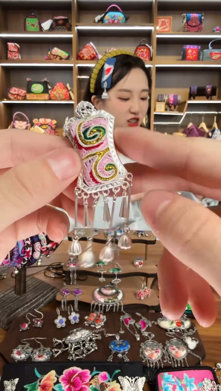 【闪购商品】织绣116蒙阿苏苗绣传承