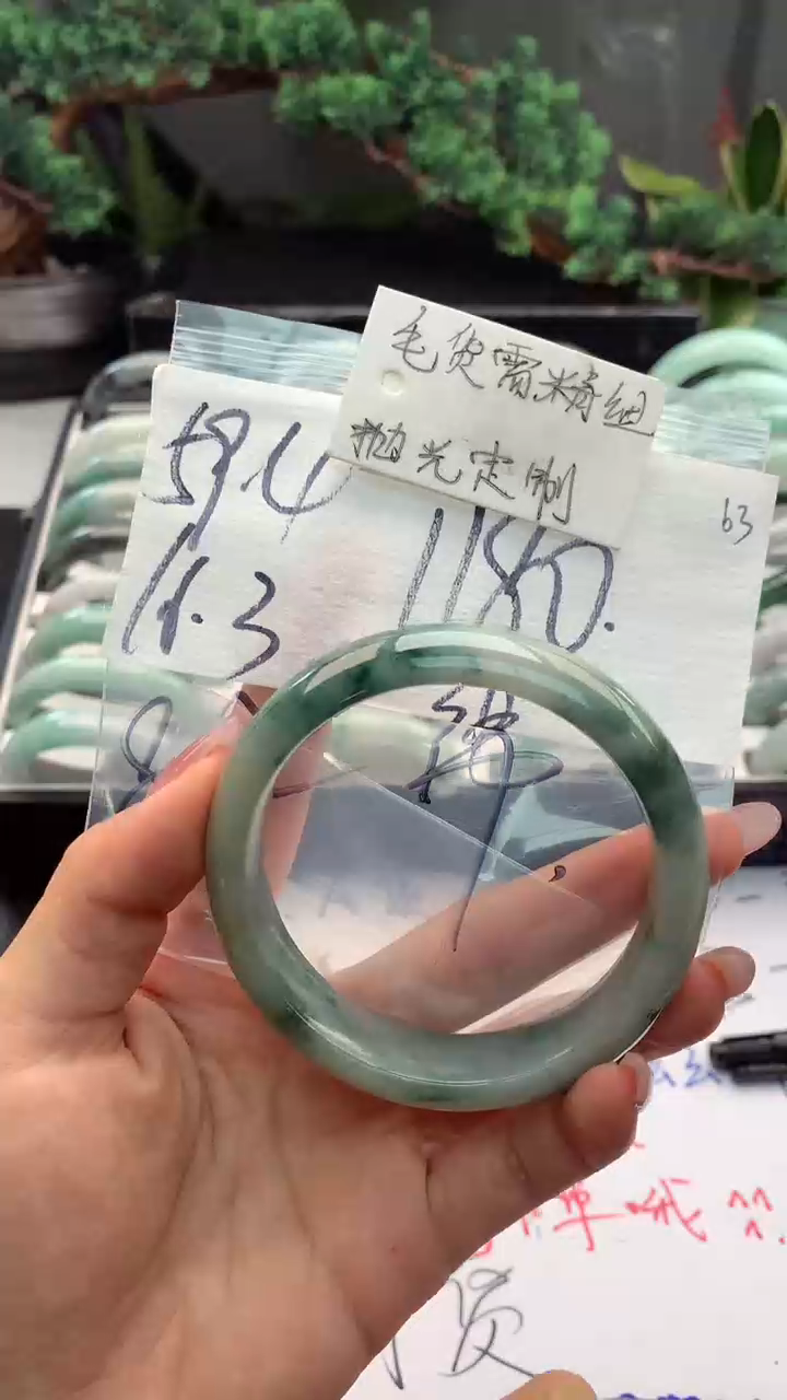 定制翡翠未镶嵌毛货需精细抛光+多人