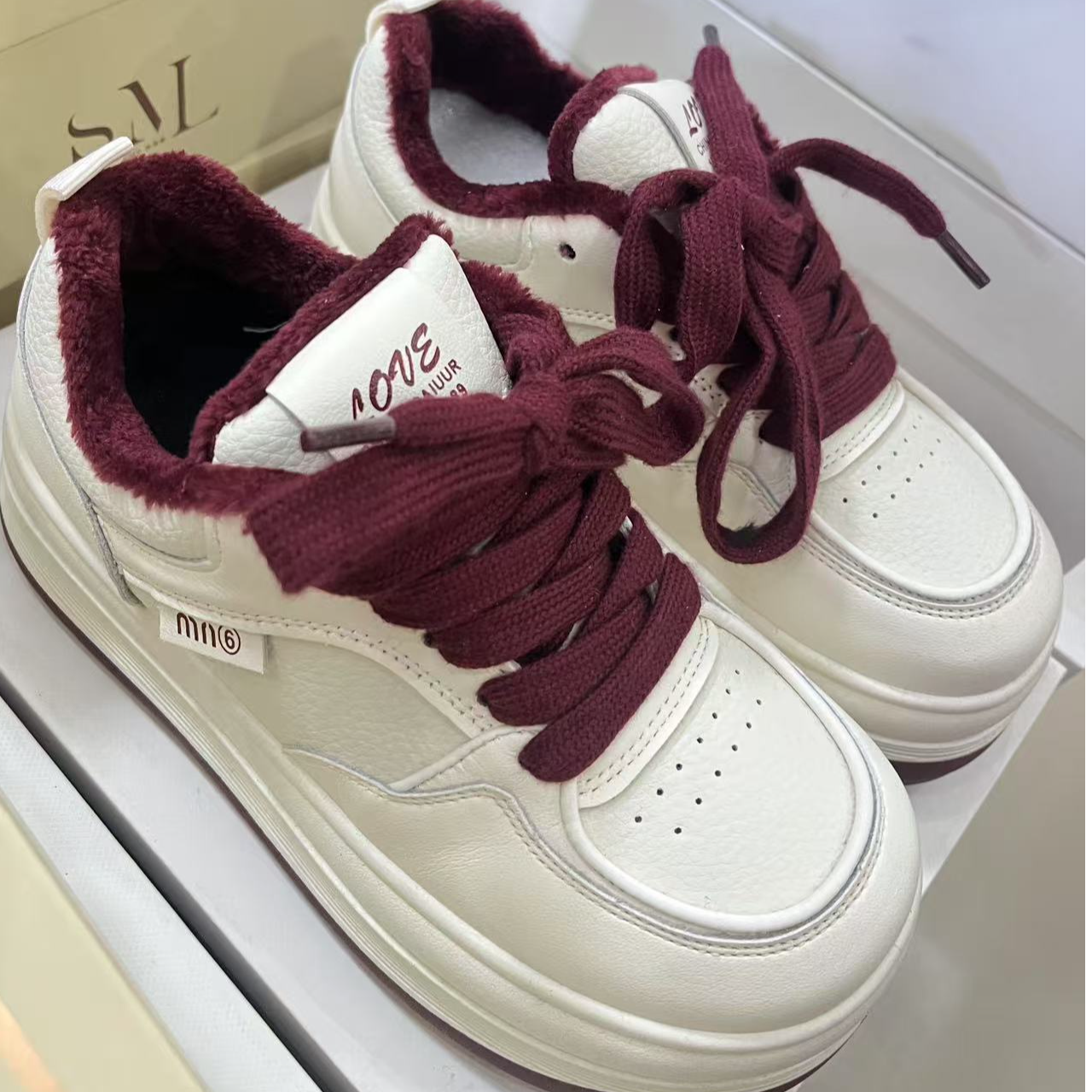 女鞋百搭经典款休闲板鞋