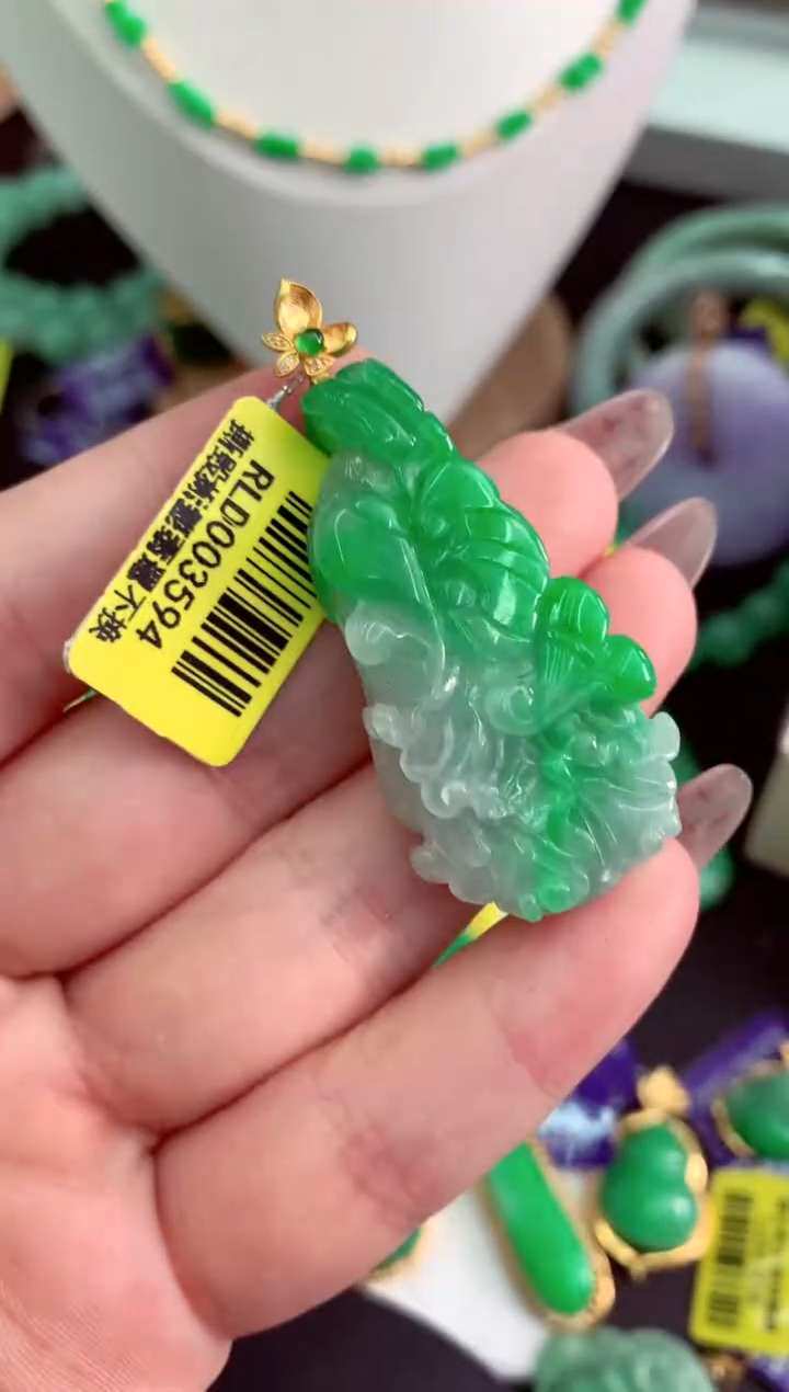 翡翠18K金镶嵌颈饰挂件