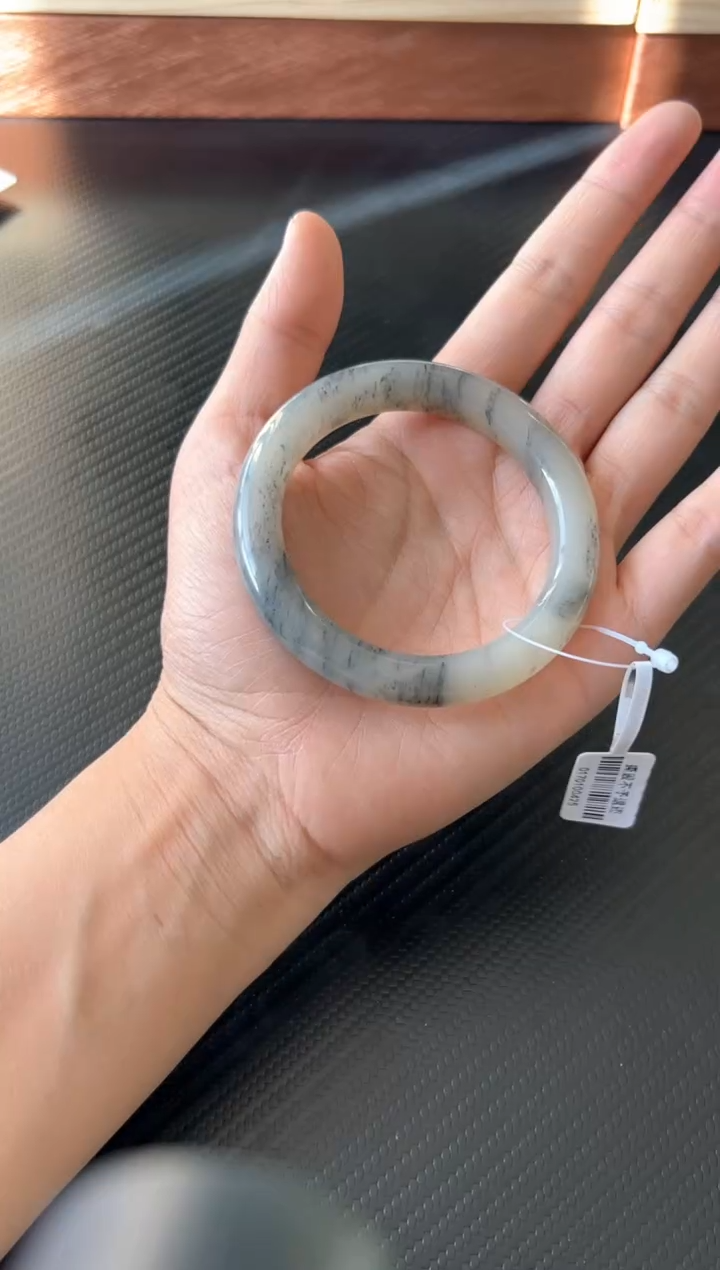 未镶嵌手镯和田玉黑山微色差 55+