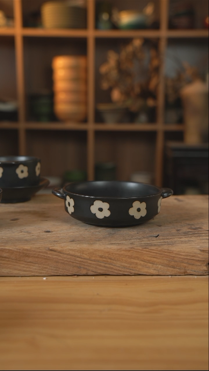 黑色雕刻小花的6英寸双耳盘