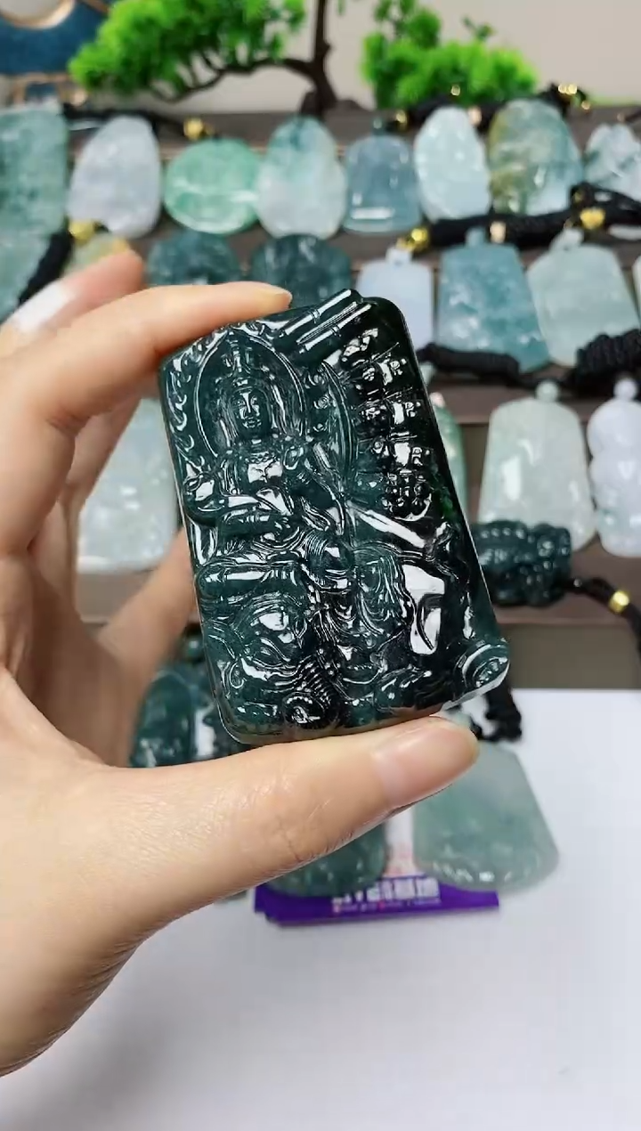 翡翠未镶嵌颈饰         