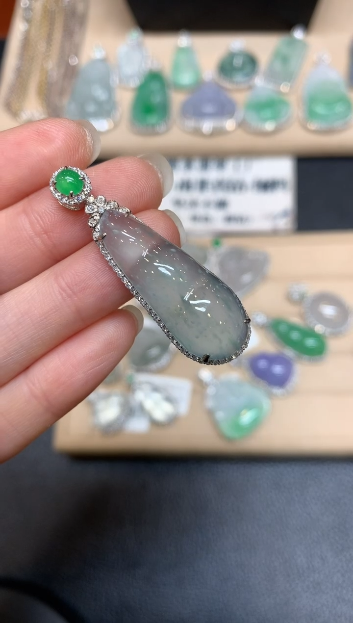 【闪购商品】翡翠颈饰18K金镶嵌福豆【无服务费