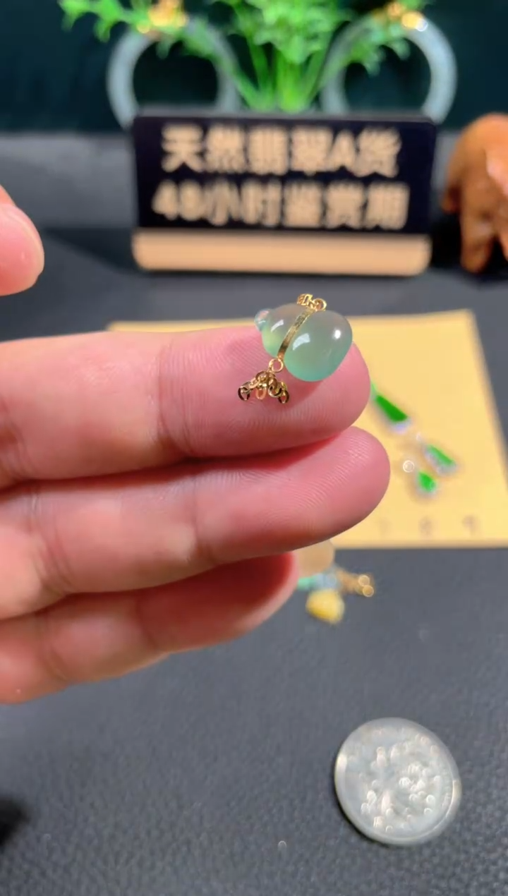 颈饰18K金镶嵌翡翠翡翠