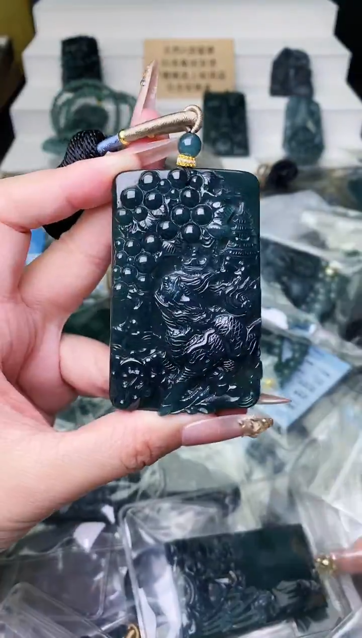 颈饰未镶嵌翡翠 