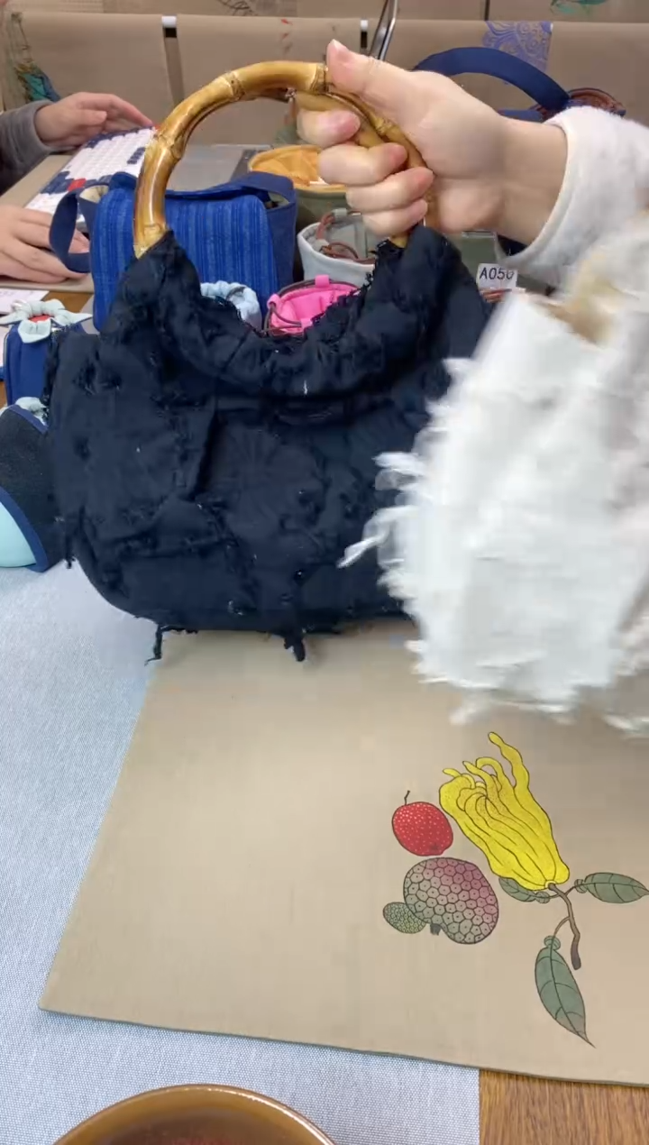 【闪购商品】黑色褴褛风竹柄包——