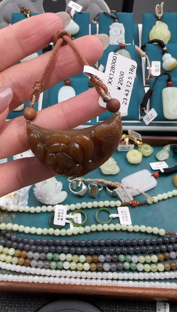 颈饰未镶嵌和田玉吊坠 XX