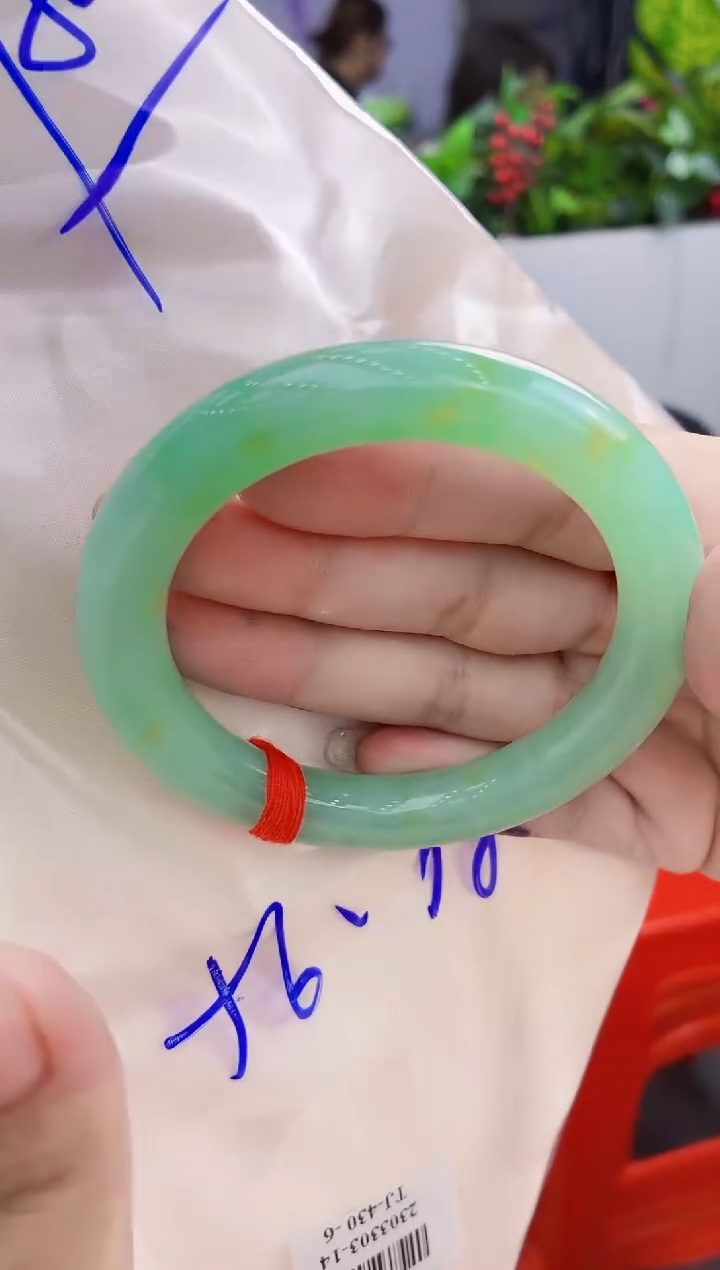 翡翠手镯未镶嵌翡翠手镯