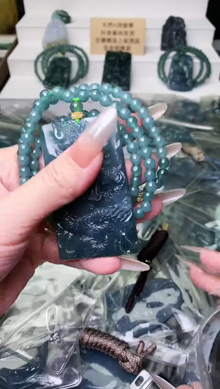 颈饰未镶嵌翡翠 