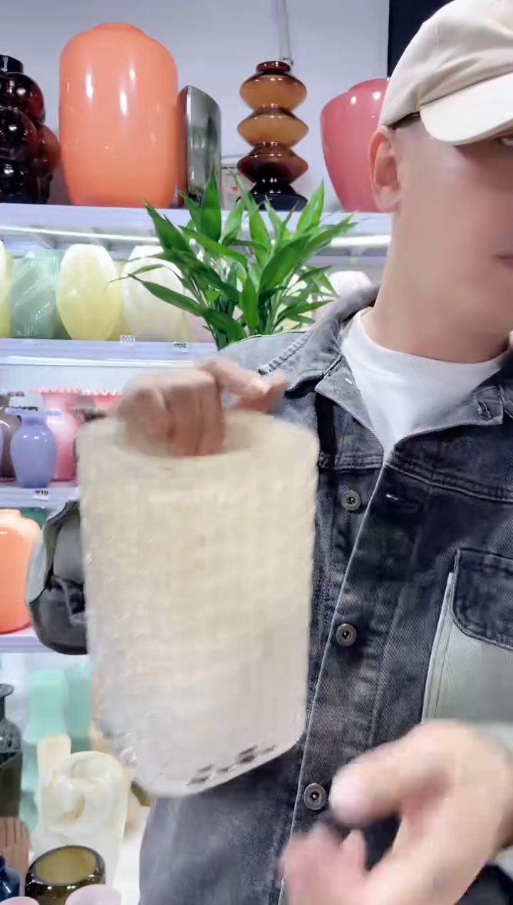 米白色方形花瓶...