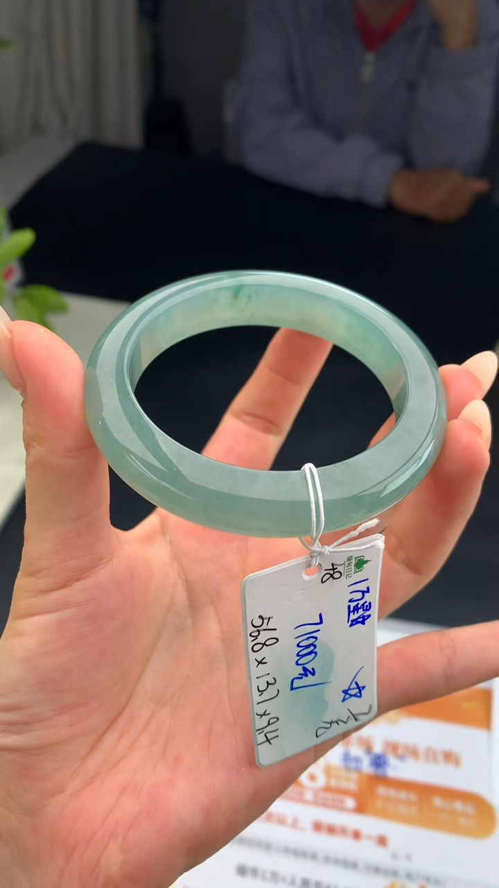 【闪购商品】翡翠手镯未镶嵌 #情人节#送礼，下单联系客服核对地址~