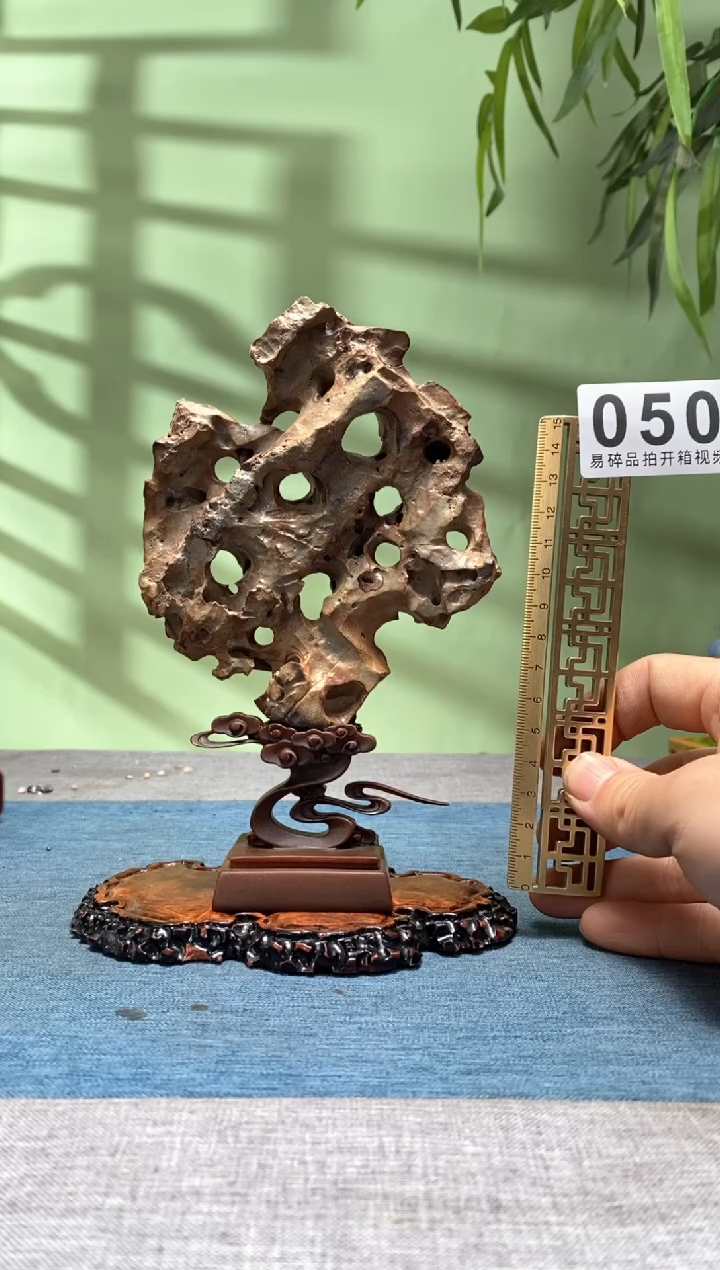【闪购商品】树脂制品底座 石头是青州玲珑石050号