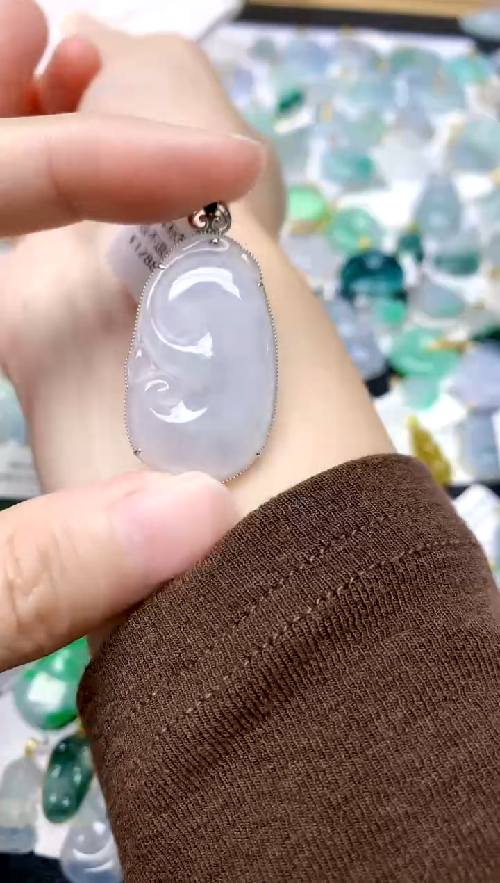 颈饰18K金镶嵌翡翠天然A货翡翠