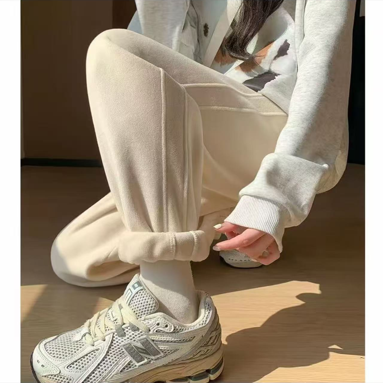 9232-梨形身材（收口米白）奥粒绒防风卫裤