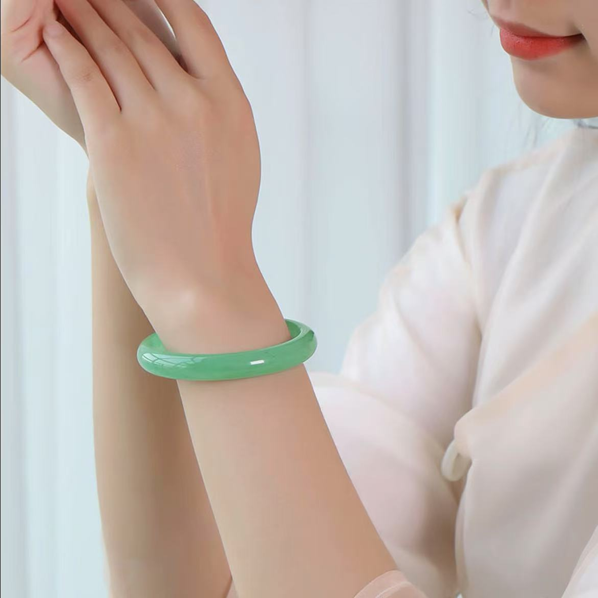 LIOMEXUN 新疆 湖水绿东陵玉 手环摆件 贵妃手镯 优雅简约百搭   