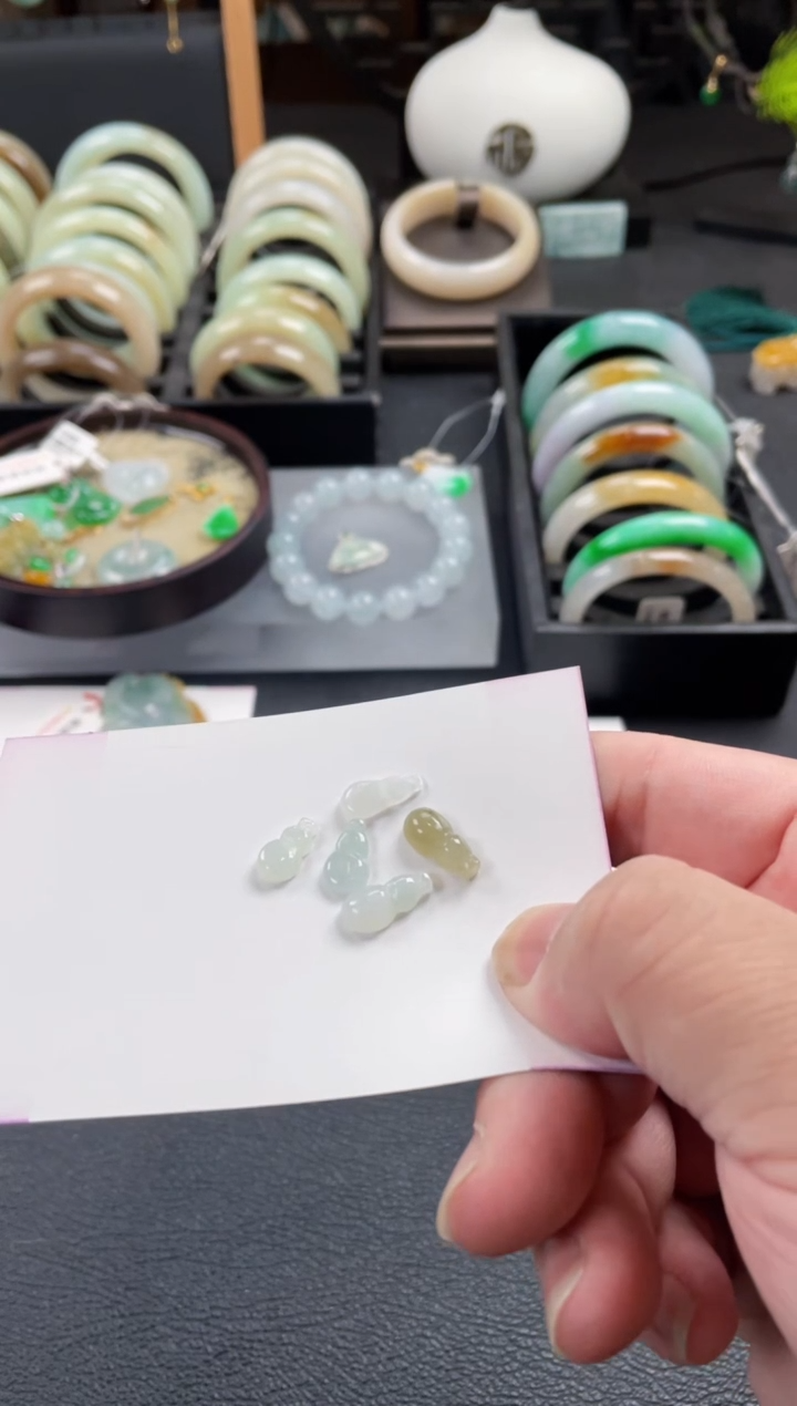 【闪购商品】翡翠颈饰未镶嵌有纹裂瑕疵包容