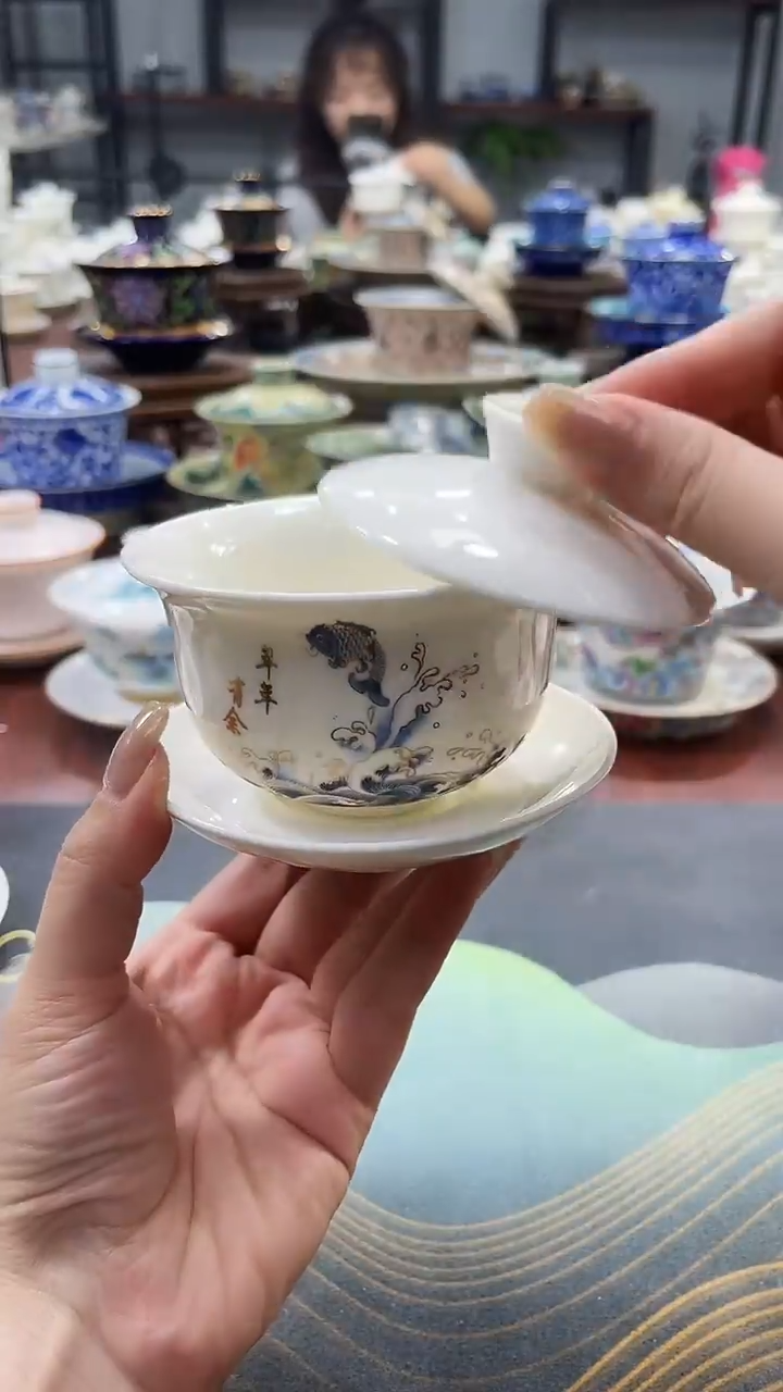 【闪购商品】小号元宝年年有余悬停盖碗+111