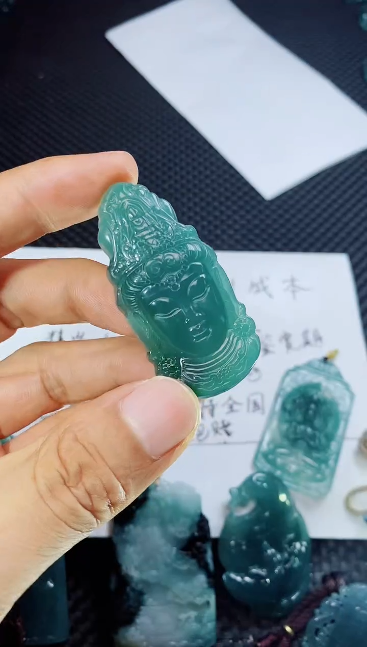 翡翠未镶嵌颈饰          