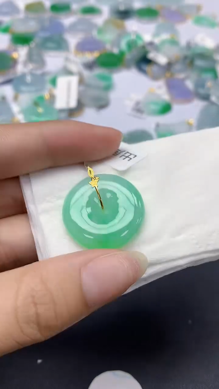 翡翠18K金镶嵌颈饰天然缅甸a货翡翠