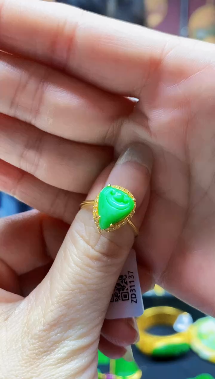 颈饰未镶嵌翡翠戒指