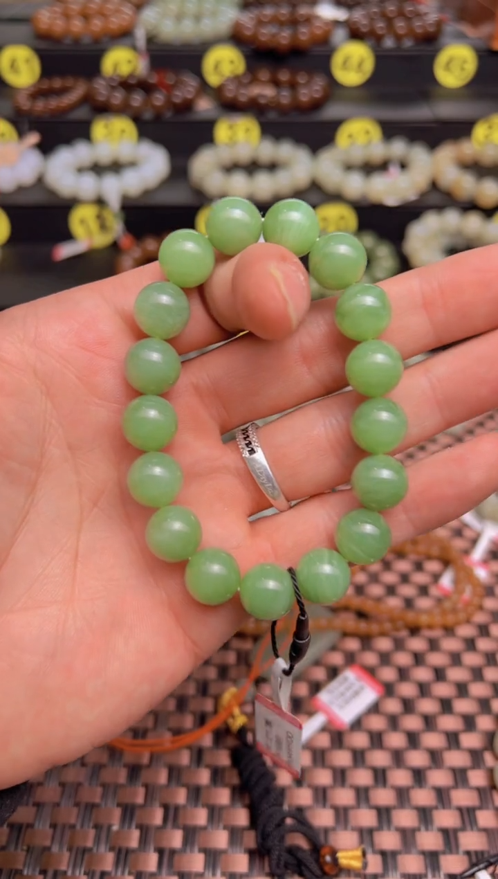 【闪购商品】和田玉手串未镶嵌且末料黑羊洞碧玉卡12手串