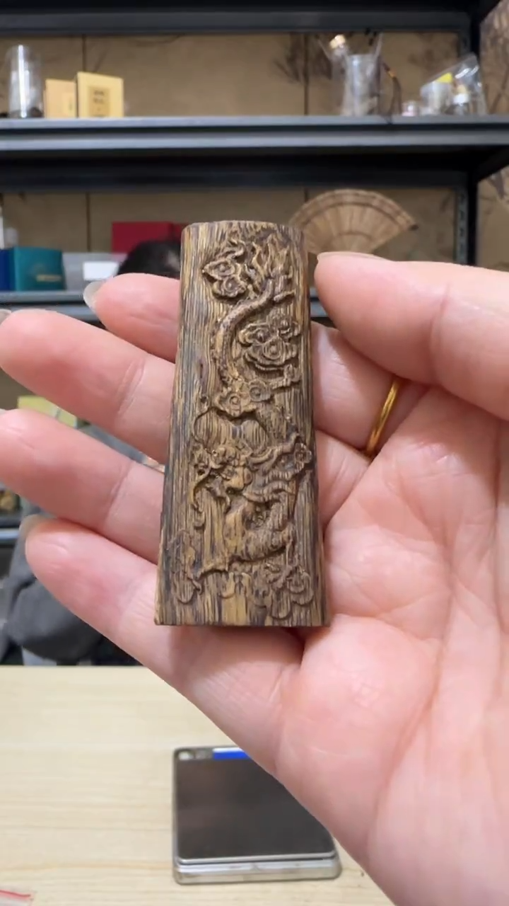 【闪购商品】沉香吊坠30号棋楠龙雕刻牌子6克+