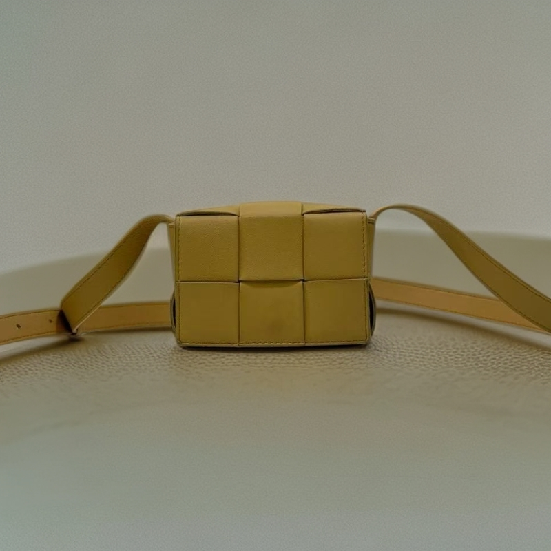99新 BOTTEGA VENETA/葆蝶家 超迷你经典棕色羊皮编织枕头包