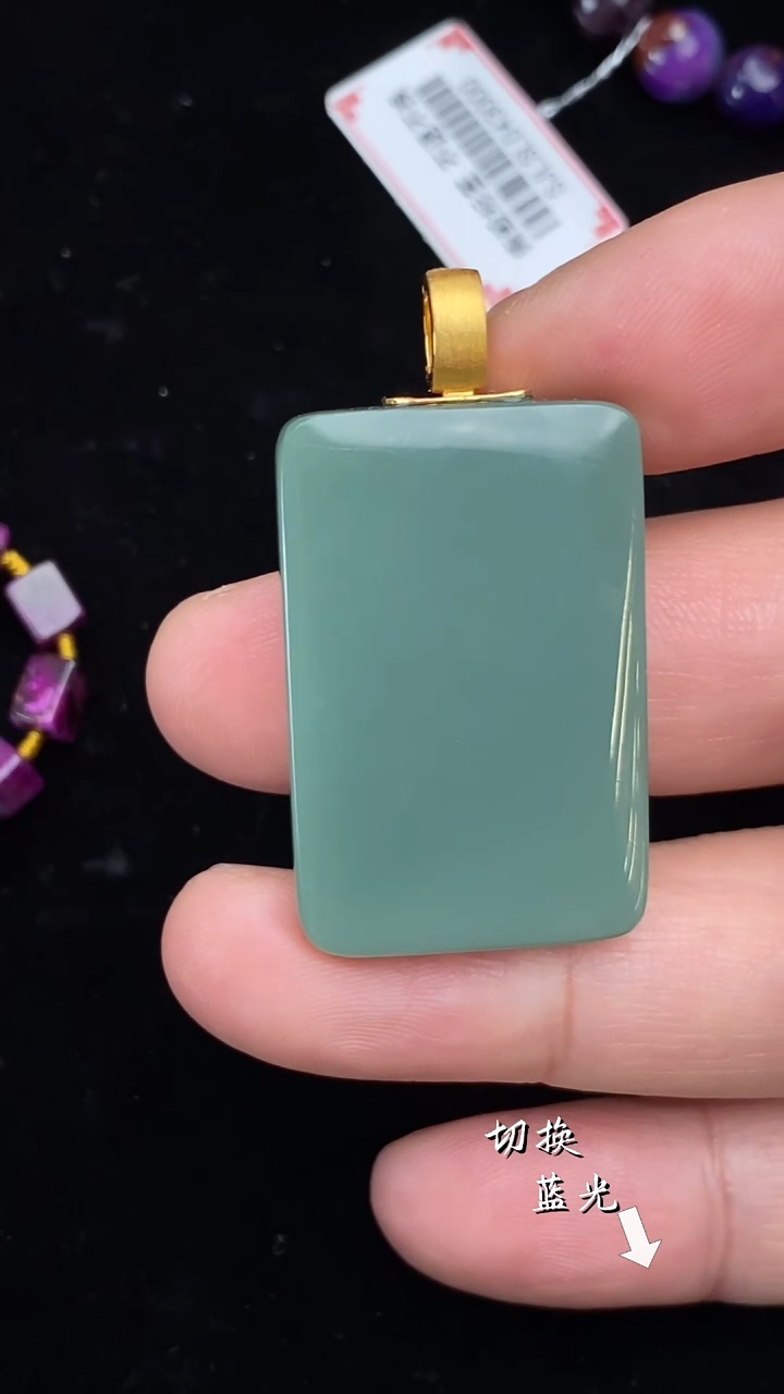 颈饰18K金镶嵌和田玉（糖玉）多样性发一