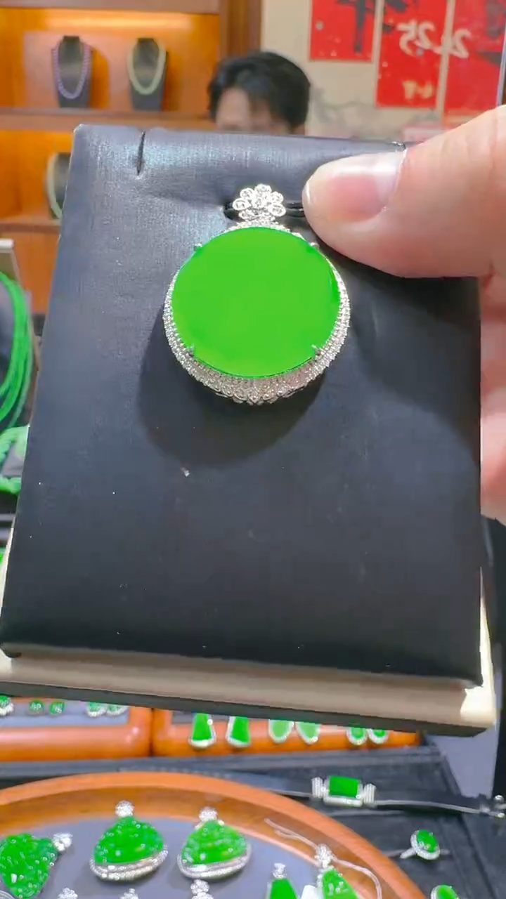 【闪购商品】翡翠吊坠(赠链)18K金镶嵌天然A货翡翠