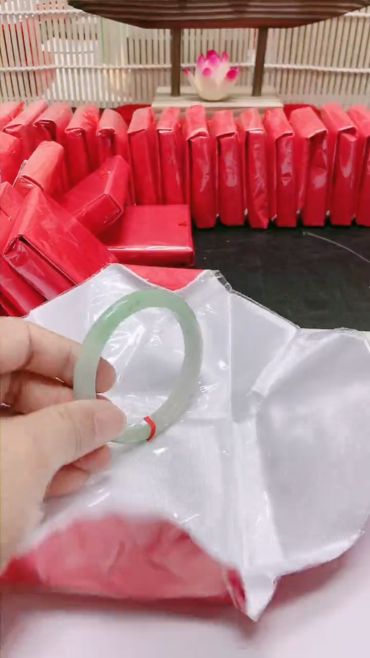 翡翠手镯未镶嵌193拍哪个图片就是发哪个
