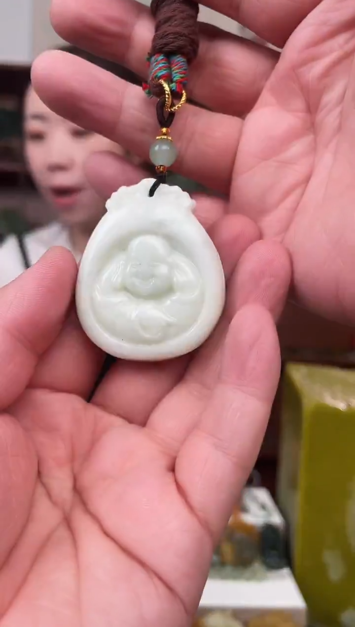 未镶嵌蛇纹石玉颈饰`