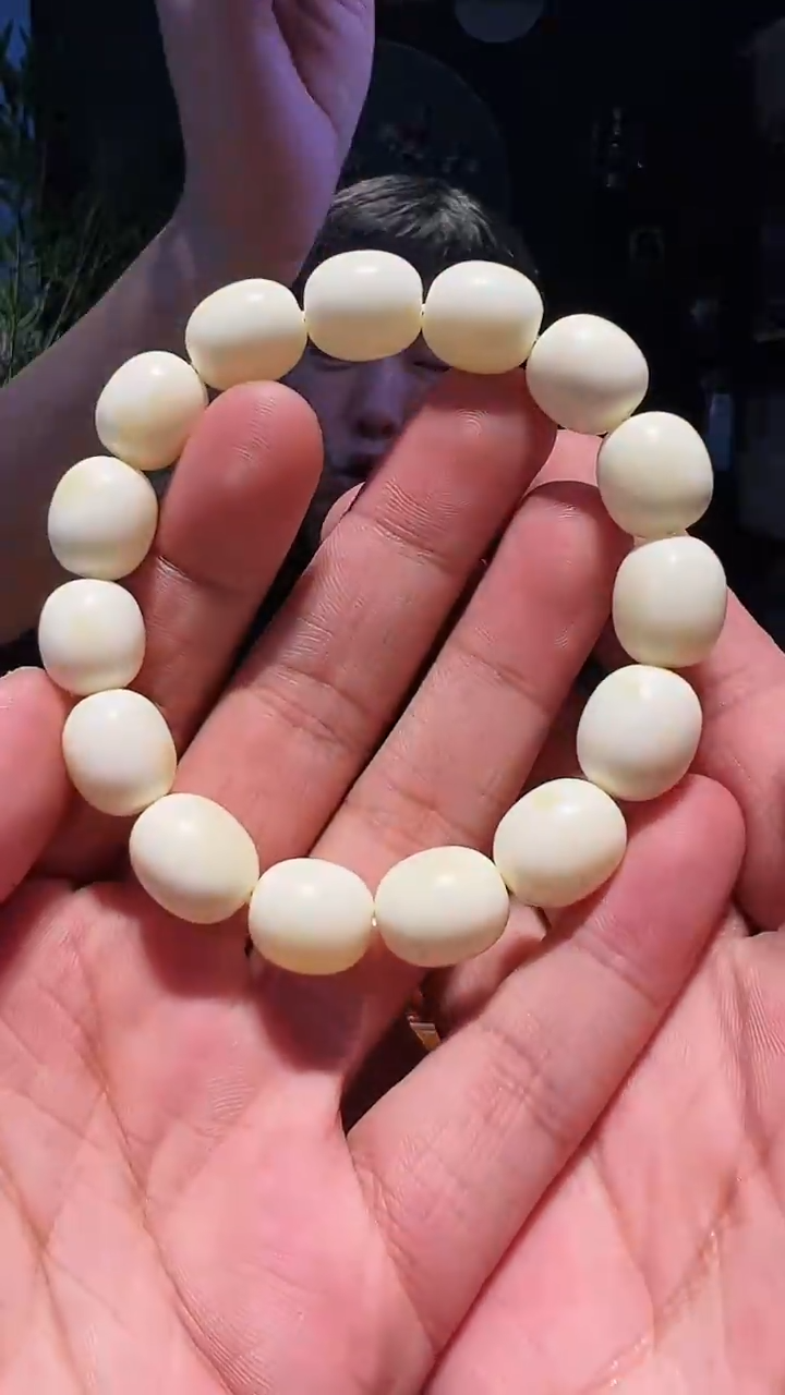 【闪购商品】蜜蜡手链未镶嵌12+枣蜡石膏白