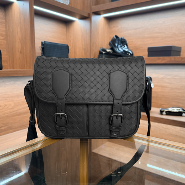 BV头层胎牛皮纯手工编织单肩斜挎包邮差包时尚通勤潮流休闲高级感