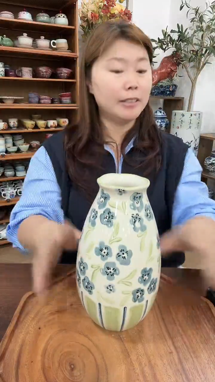 陶蓝铃花花花瓶..