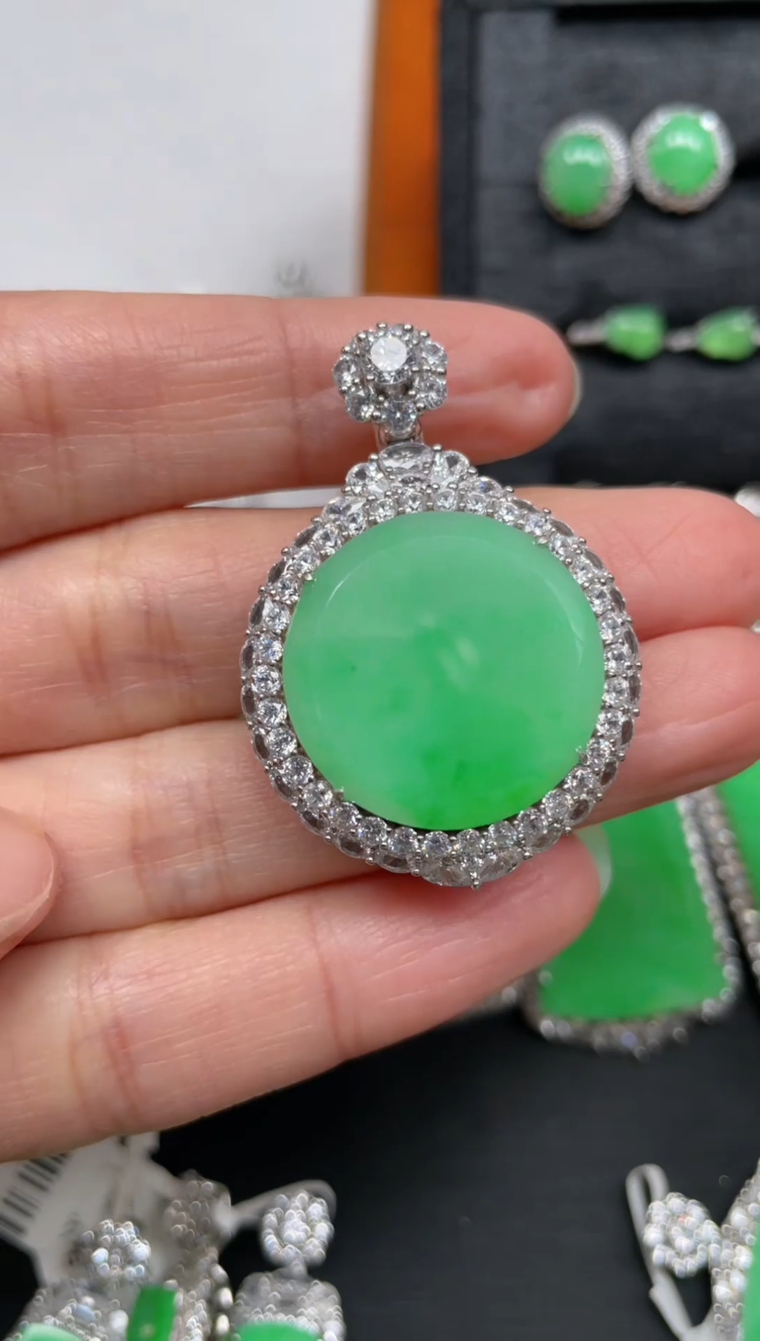 【闪购商品】翡翠吊坠(赠链)银S925镶嵌翡翠