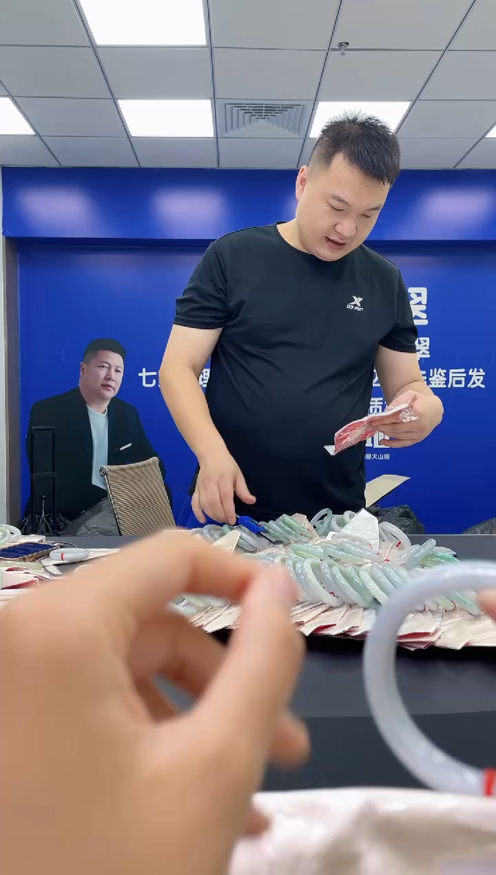 翡翠手镯未镶嵌AAAAAAAAAA