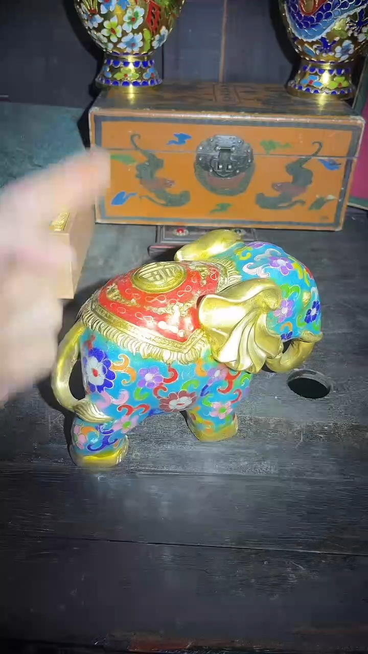 1件.大象造型......