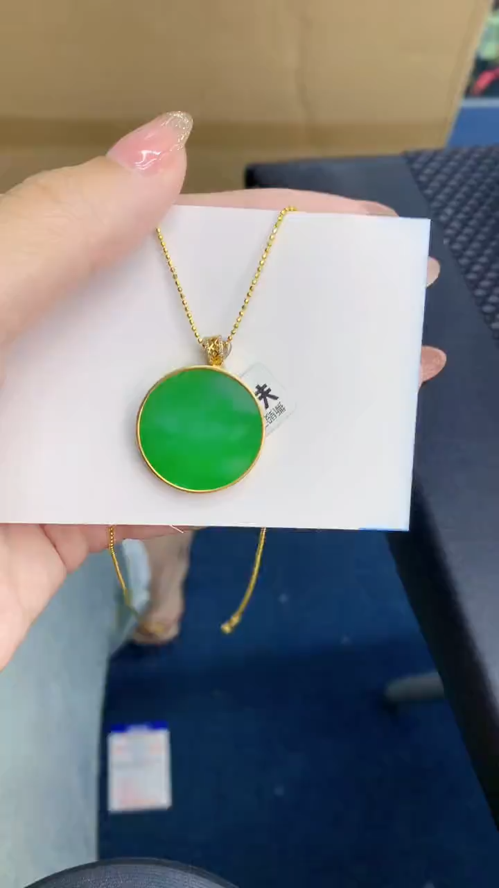 翡翠18K金镶嵌颈饰            8