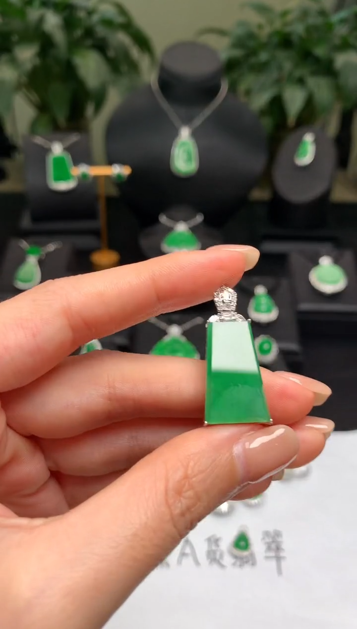 颈饰18K金镶嵌翡翠无事牌