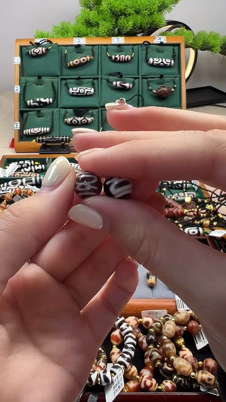 玛瑙/玉髓（覆膜）颈饰未镶嵌1.（微瑕）