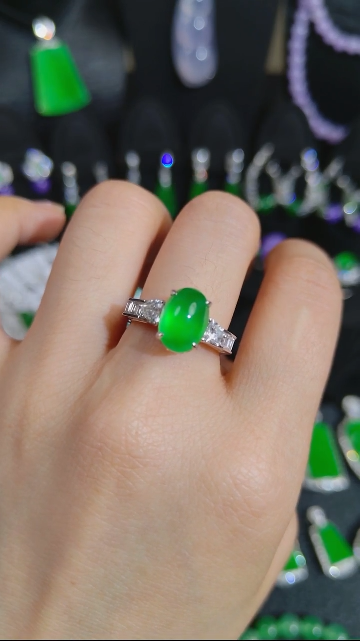 18K金镶嵌戒指翡翠蛋面戒指