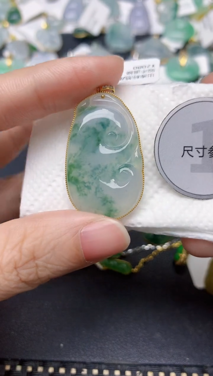 颈饰18K金镶嵌翡翠天然翡翠A货